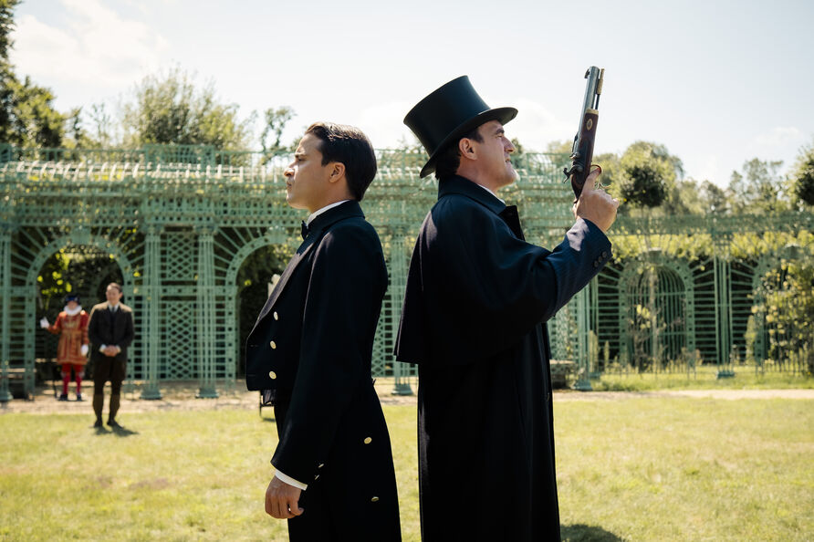 Duellszene vor der Kulisse des Gartensalons am Neuen Palais