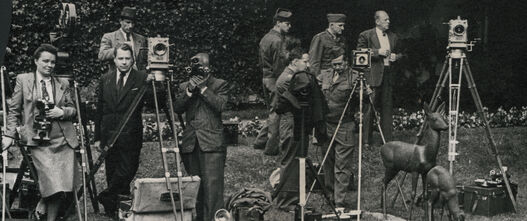 Schloss Cecilienhof, Reporter vor dem Schloss während der Potsdamer Konferenz 1945