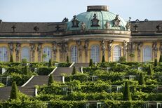 Schloss Sanssouci, Blick von einer Terrasse zum Schloss
