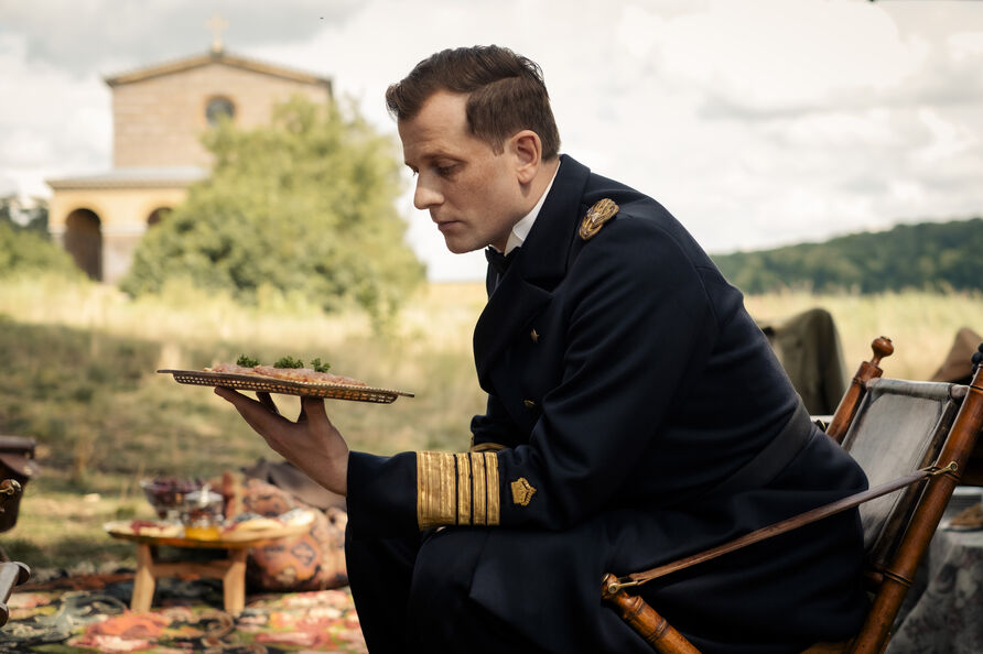 Szene im Park Sacrow: Admiral von Schneider (Christoph Schechinger) wirft einen kritischen Blick auf die Picknick-Häppchen