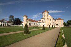 Schloss Rheinsberg, Seeseite, im Hintergrund das Theater