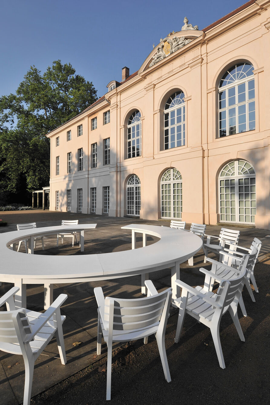 Liv Falkenberg entwarf Anfang der 1950er Jahre nicht nur für die Internatsgebäude in Babelsberg, sondern auch für die Gesellschaftsterrasse von Schloss Schönhausen modernes Mobiliar. Ihre sogenannte Ringtafel mit 16 Stühlen wurde 2011 im Auftrag der SPSG nach originalen Plänen rekonstruiert.