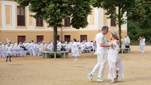 Weißes Fest auf dem Schlosshof Caputh 