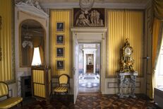 Raumansicht der Gelben Schreibkammer im Marmorpalais mit Parkett, Spiegel, Uhr und gelben Tapeten