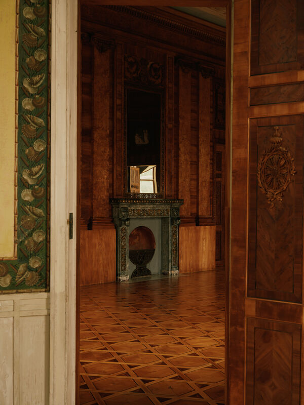 Schloss Pfaueninsel, Blick vom Schreibkabinett in den Saal