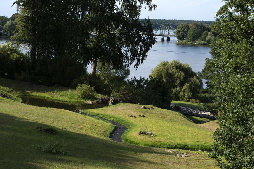 Park Babelsberg, Blick über den Wilhelm-Wasserfall zur Glienicker Brücke
