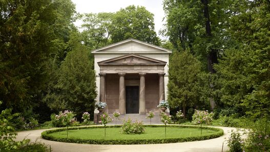 Frontalansicht des Mausoleums im Schlossgarten Charlottenburg 