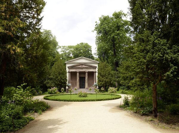 Frontalansicht des Mausoleums im Schlossgarten Charlottenburg 