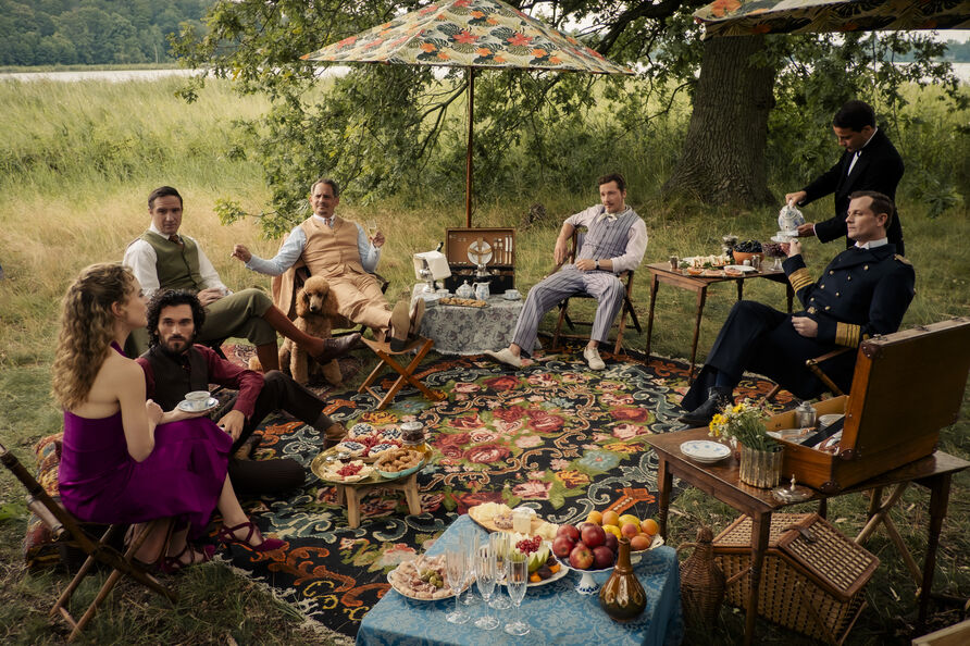 Picknickszene im Park Sacrow mit Miss Sophie (Alicia von Rittberg, links) und ihren Verehrern, darunter u.a. Mr. Winterbottom (Frederick Lau, 3.v.l.) und Mr. Pommeroy (Moritz Bleibtreu, hinter dem Hund).