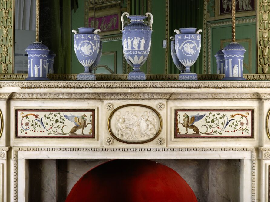 Wedgewood-Porzellan auf dem Kaminsims in der Grünen Kammer, im Marmorpalais
