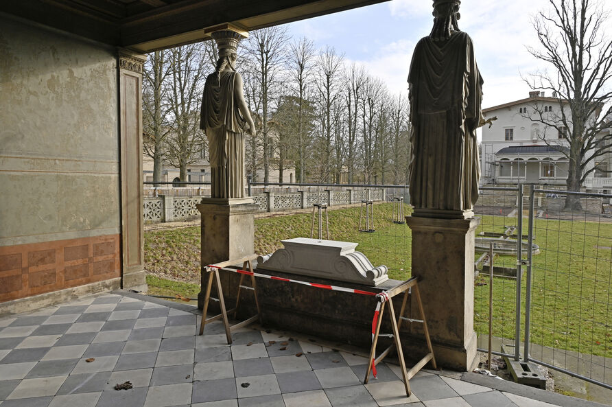 Stibadium im Garten der Villa Liegnitz, Blick vom Inneren in den Garten Richtung Villa