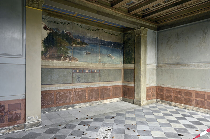 Stibadium im Garten der Villa Liegnitz, Innenansicht mit Blick auf das illusionistisch wirkende Wandgemälde