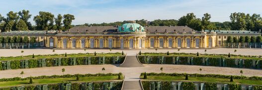 Blick auf das Schloss Sanssouci im Sonnenschein, im Vordergrund die Terrassen