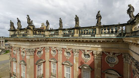 Hautnah: Auf Augen­höhe mit den kolossalen Sandstein­skulpturen des Neuen Palais