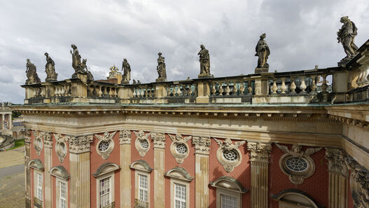 Neues Palais, Dach mit Sandsteinskulpturen, oberer Teil der Fassade, Blickrichtung Norden