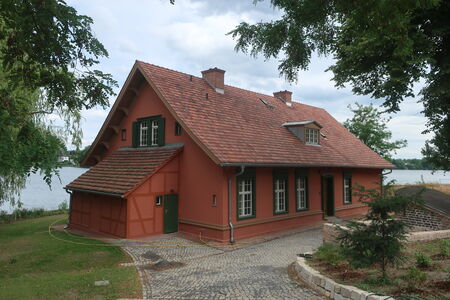 Rotes Haus im Neuen Garten am Ufer des Heiligen Sees