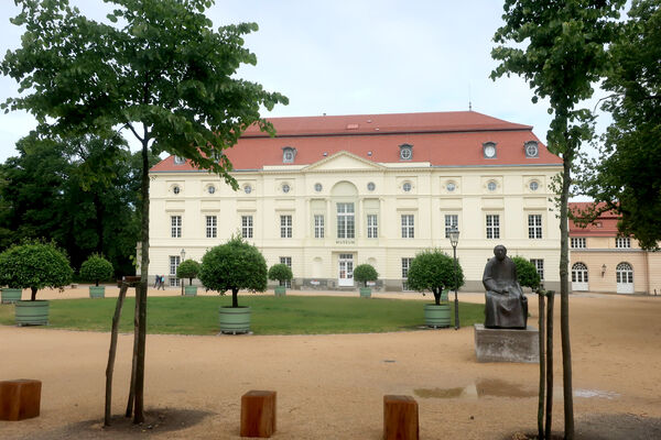 Schloss Charlottenburg – Theaterbau nach der Sanierung, im Vordergrund Skulptur von Käthe Kollwitz