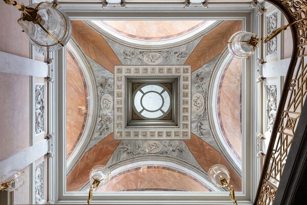 Treppenhaus im Marmorpalais – Blick nach oben zur Kuppel