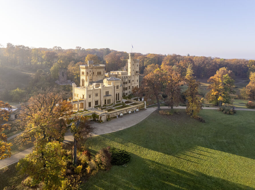 Luftaufnahme von Schloss Babelsberg im Hernst, im Vordergrund das Bowlinggreen