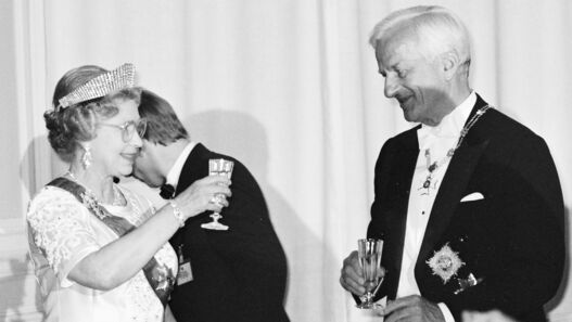 Bundespräsident Richard von Weizsäcker und Queen Elizabeth II. von Großbritannien prosten sich während des Staatsbanketts zu, 1992