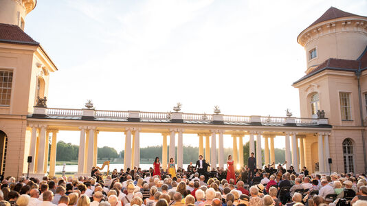 Kammeroper Rheinsberg, Aufführung im Schlosshof