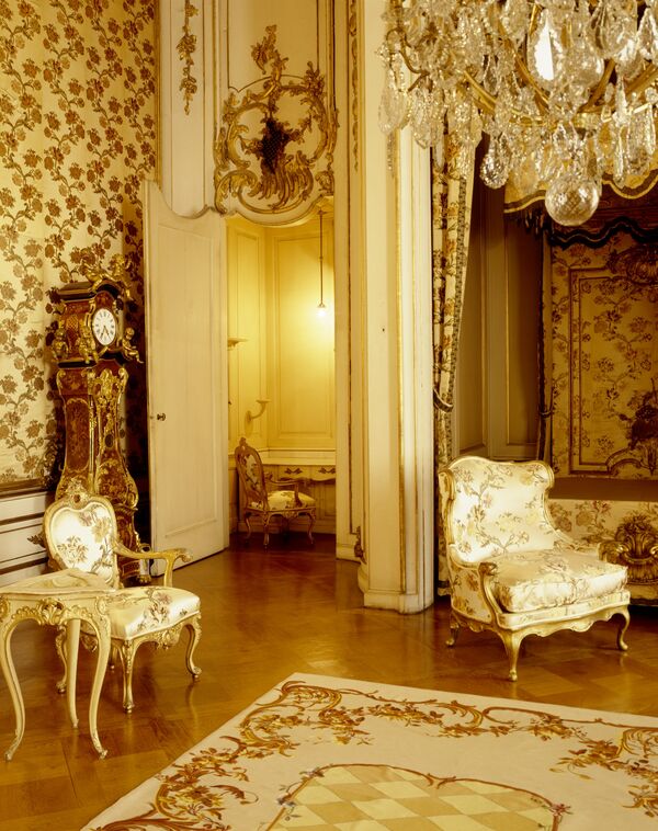 Neues Palais, Damenschlafzimmer, Blick in die Puderkammer