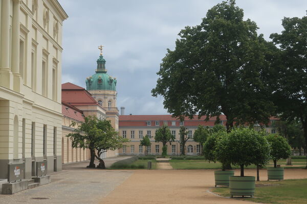 Schloss Charlottenburg, Schlossumgebung nach der Sanierung, Theaterplatz