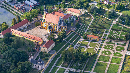 Luftbild Neuzelle 03.09.2022 – Blick auf die Klosteranlage © Stiftung Stift Neuzelle / Bernd Geller Luftbild Neuzelle 03.09.2022 – Blick auf die Klosteranlage