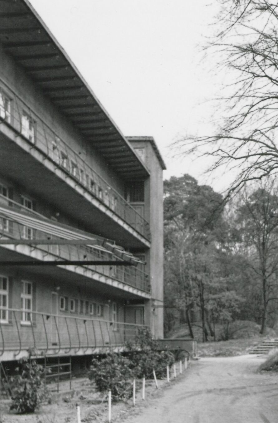 Blick auf die Westfassade des Internatsgebäudes Haus 3, 1971