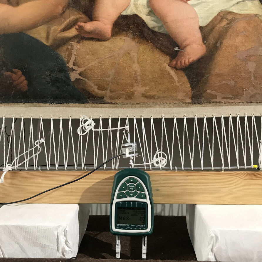 „Madonna mit dem Johannisknaben“, Kontrollierte Erhöhung der Leinwandspannung zur Reduzierung der Beulen und Knicke