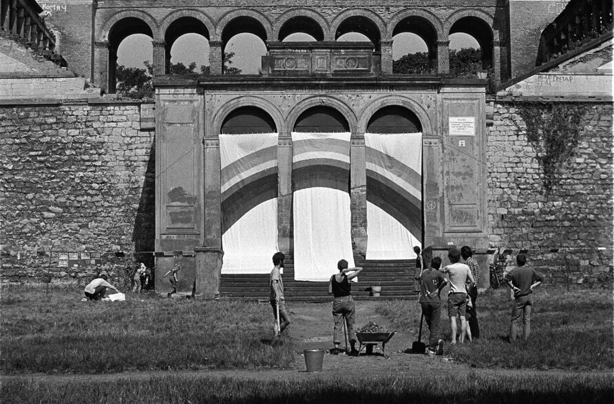 Junge Potsdamer:innen vor dem verfallenen Belvedere, 1989