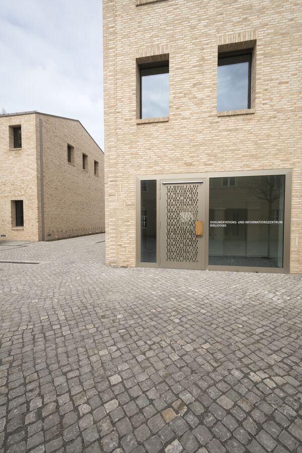 Potsdam, Dokumentations- und Informationszentrum (DIZ), Eingang zur Bibliothek
