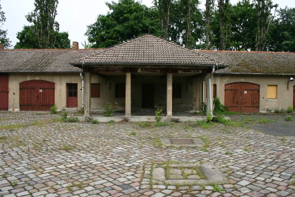 Schloss Schönhausen, Ehemalige Tankstelle