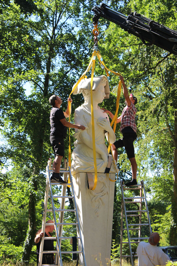 Aufstellung der Herme „Sommer“ im Park Sanssouci