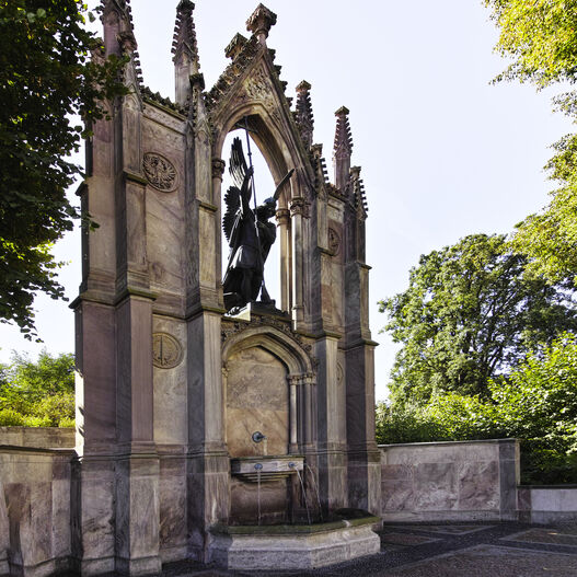 Park Babelsberg, August Kiss (Bildhauer), Ludwig Friebel (Gießer): Erzengel Michael kämpft mit dem Drachen, 1852, Bronze