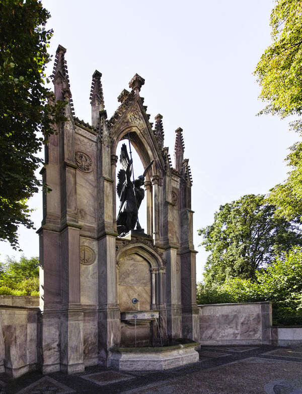 Park Babelsberg, August Kiss (Bildhauer), Ludwig Friebel (Gießer): Erzengel Michael kämpft mit dem Drachen, 1852, Bronze
