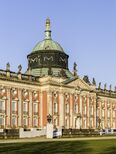 Außenansicht des Neuen Palais, der Blick von der Gartenseite auf den Corps de Logis mit der Kuppel 