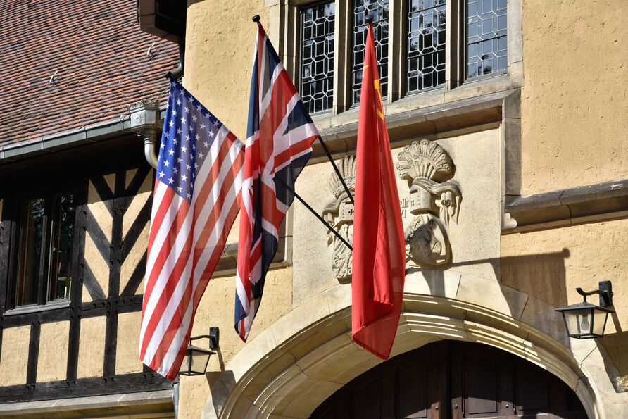 Flaggen der Hauptsiegermächte am Eingangsportal von Schloss Cecilienhof