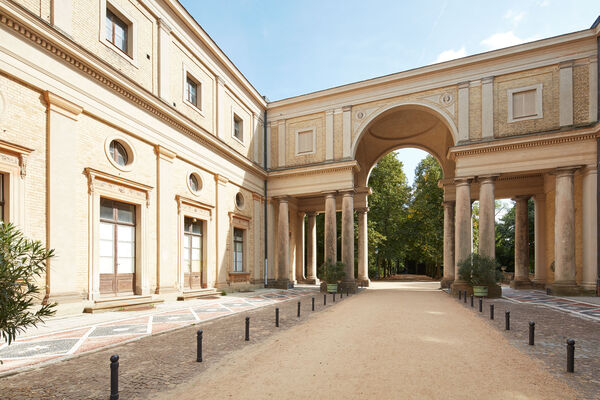 Orangerieschloss, Innenhof Östliche Pavillons (Südseite Nordost-Pavillon + Westseite östl. Verbindungsloggia)