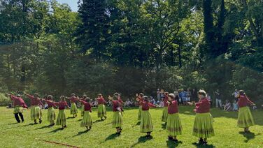 Zu Ehren von Harry Maitey, dem Mann von den Sandwich-Inseln. He inoa no Harry Maitey, ke kanaka Sandwich Islands.