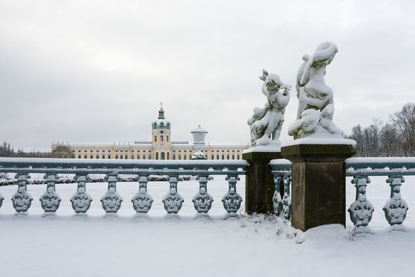 Schloss Charlottenburg, Blick von der Balustrade nahe des Karpfenteichs hin zum Schloss
