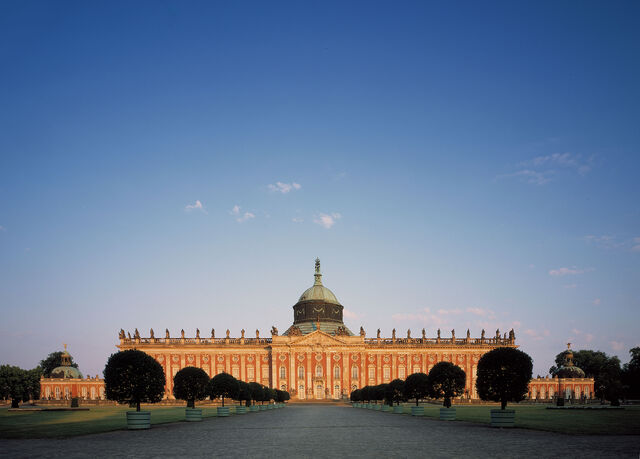 Frontale Aufnahme des Neuen Palais im Abendlicht