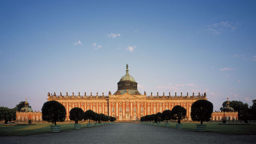 Frontale Aufnahme des Neuen Palais im Abendlicht