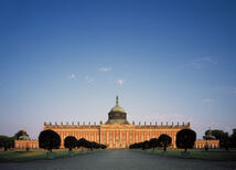 Frontale Aufnahme des Neuen Palais im Abendlicht