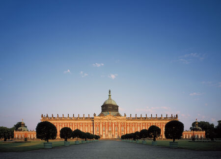 Frontale Aufnahme des Neuen Palais im Abendlicht