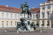 Schloss Charlottenburg, Altes Schloss, Außenansicht. Reiterdenkmal, Reiterstandbild des großen Kurfürsten vor dem Schloss. Seitenansicht