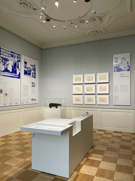 Ausstellung „Kunst – Menschen – Macht“ im Schloss Schönhausen: Blick in den Themenraum „Behörde“