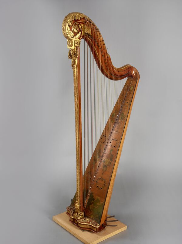 Pedalharfe der Königin Luise von Preußen, Paris um 1795, Instrumentenmacher: Georges Cousineau