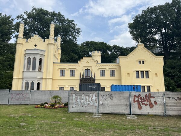 Kleines Schloss im Park Babelsberg während der Sanierung, Außenansicht