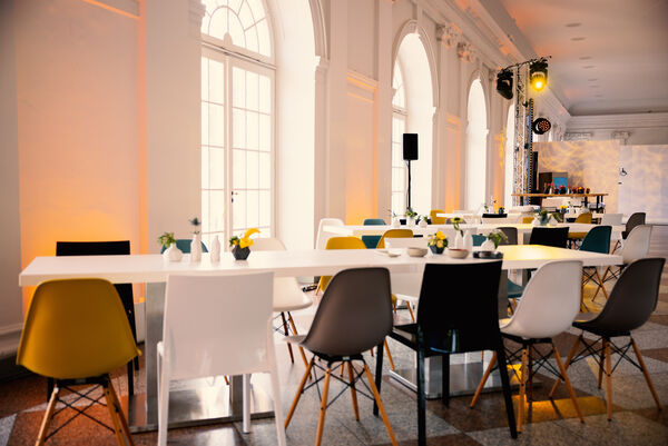 Schloss Charlottenburg – Große Orangerie © spaces mgt GmbH Schloss Charlottenburg – Große Orangerie, Innenansicht mit Tischen und Stühlen